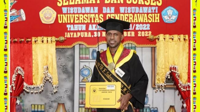 Lama tak Terdengar Kabarnya, Boaz Solossa Raih Gelar Magister di Universitas Cendrawasih