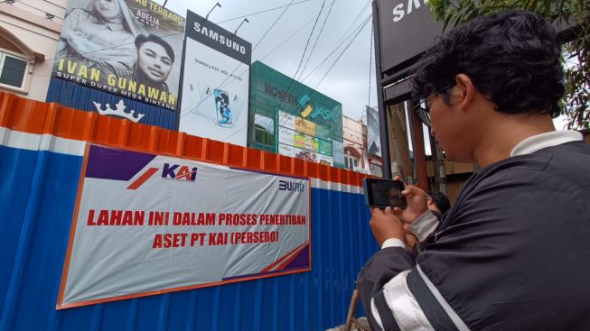 Parkiran Ruko Mandja Hijab Ivan Gunawan Purwokerto Disegel PT KAI, Pengusaha Protes