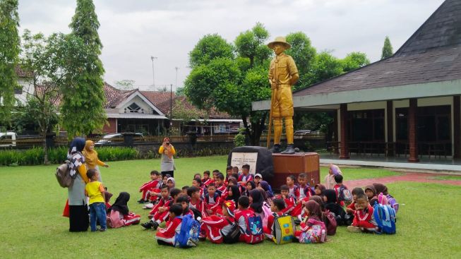 Berkunjung ke Monumen Lahir Jenderal Soedirman, Mengenalkan Anak Arti Perjuangan