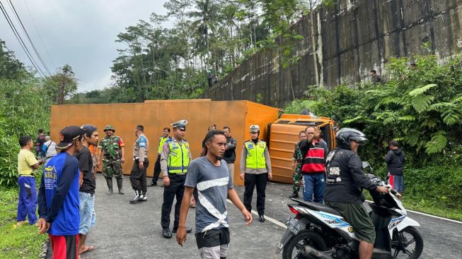 Jalur Purbalingga-Pemalang Tertutup Truk Tronton Terguling, Ini Jalan Alternatif Rekomendasi Satlantas Purbalingga