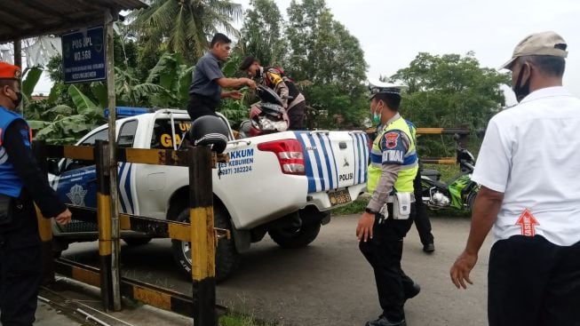 Nekat Terobos Palang Pintu, Warga Kebumen Nyaris Tersambar Kereta Sawunggalih