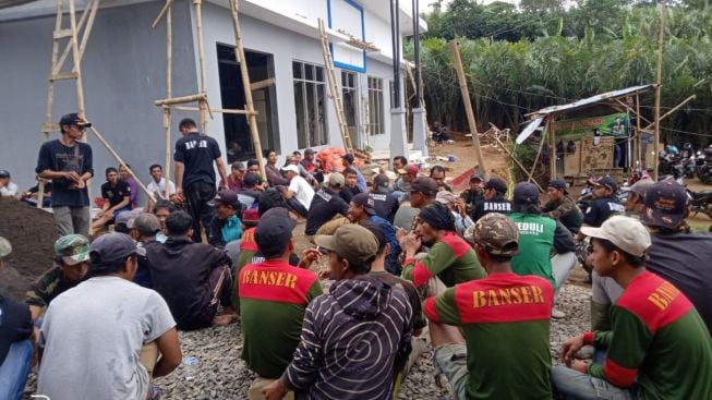 Menolak Imej Pasukan Nasi Bungkus, Banser NU Pagentan Gotong Royong Bangun BLK Komunitas