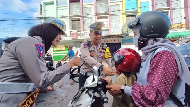 Hari Kasih Sayang, Polantas Polresta Banyumas Bagikan Coklat dan Helm ke Anak yang Tertib Lalu Lintas