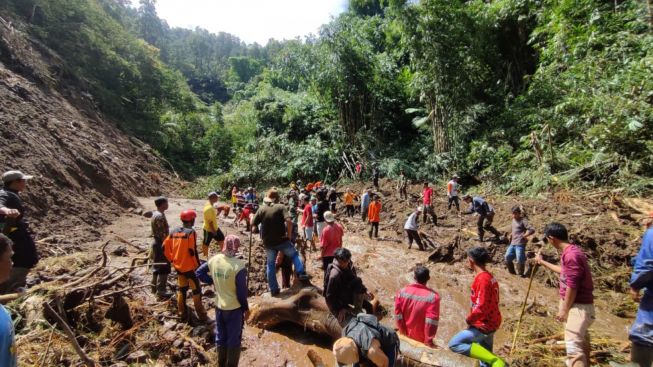 Nekat Melintasi Area Longsor, Seorang Ibu di Segorogunung Karanganyar Diduga Tertimbun