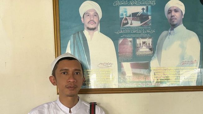 Penampilan Terbaru Aming Ziarah di Makam Mbah Priok, Saya Lelah Jadi Ukhti