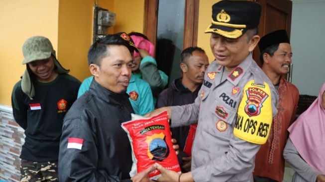 Polres Purbalingga Salurkan Bantuan untuk Korban Banjir Bandang di Desa Serang Purbalingga