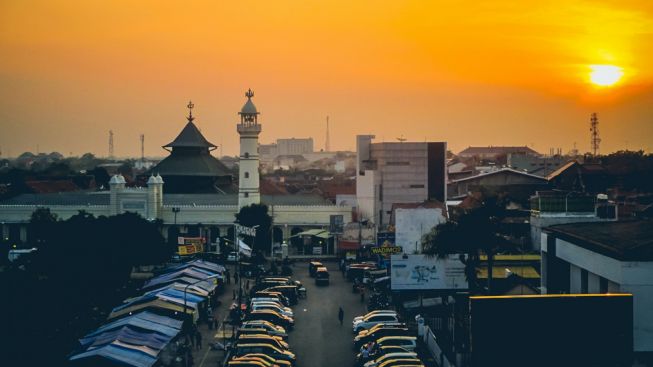 Masjid Jami Baitul Amien Jember, Berada di Tengah Kota dan Jadi Jujugan Ibadah Masyarakatnya : Arsitekturnya Indah !