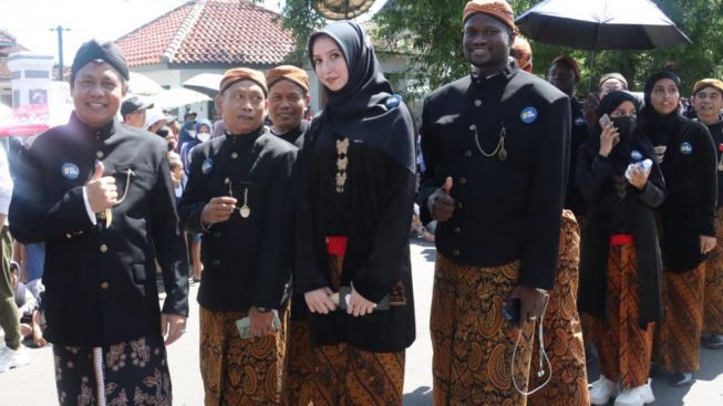 Berpakaian Adat Jawa, Potret Bule Ikuti Kirab HUT Banyumas ke 452 Curi Perhatian