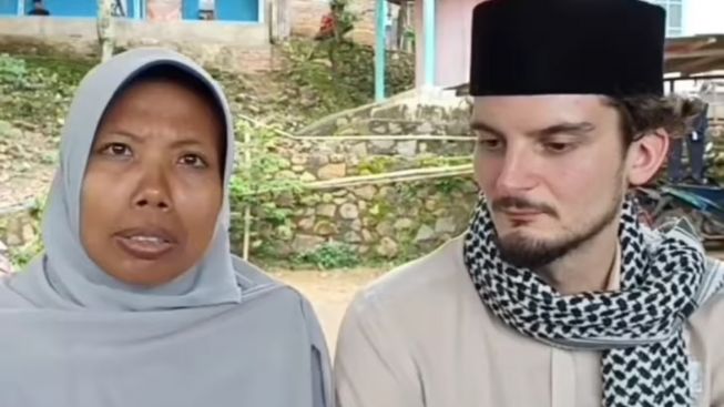 Kisah Bule Tampan Nikahi Wanita Lombok karena Iman, Lihat Cahaya saat Video Call