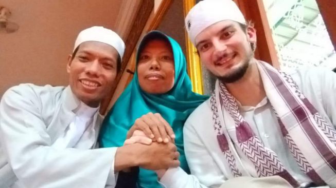 Kisah Ustadzah di Lombok Jemput Kekasih Bulenya di Bandara Pakai Pick Up, Berakhir Indah