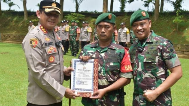 Sosok Serda Gunawan Babinsa Banyumas Lumpuhkan DPO Polda di Sungai, Kini Dihadiahi Sepeda Motor