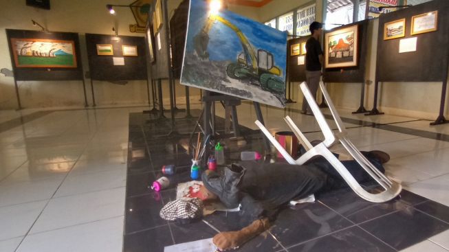 Golkar PurbaIingga Borong Lukisan di Pameran Tunggal Karya Bowo Leksono