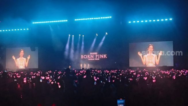 Deretan Momen Lucu di Konser BLACKPINK, Insiden Tali Baju Rose Hingga Para Member Kepanasan Di Atas Panggung