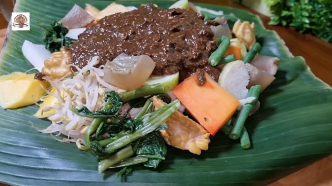 Rujak Cingur Kuliner Paling Top Di Jawa Timur Populer Banget Sampai Diburu Pembeli Emang 4050