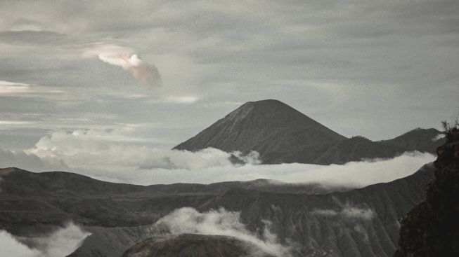 PVMBG Catat Gunung Anak Krakatau Meletus Tujuh Kali