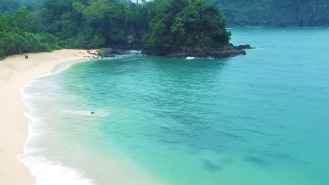 Libur Lebaran di Banyuwangi ? Pantai Teluk Hijau Cocok untuk Dikunjungi