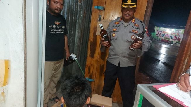 Polsek Purwokerto Timur Sita 85 Botol Miras dan 4,5 Liter Ciu, Operasi Cipta Kondisi Polresta Banyumas