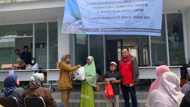 Geo Dipa Bagikan Ribuan Paket Sembako Gratis di Dieng