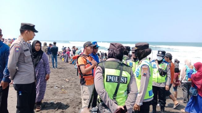 Wisatawan di Pantai Kebumen Didatangi Mbak-mbak Polwan, Diingatkan Jangan Mandi di Laut