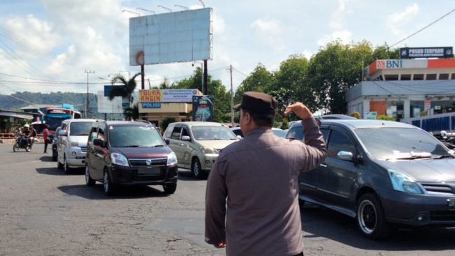 Arus Balik di Pelabuhan Ketapang Mulai Lancar, Petugas Kepolisian Terus Bantu Pemudik yang Bakal Pulang ke Perantauan