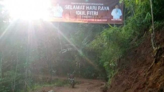 Sindiran Keras, Baliho Ucapan Idul Fitri Bupati Purbalingga Melintang di Atas Jalan Rusak Desa Sirau