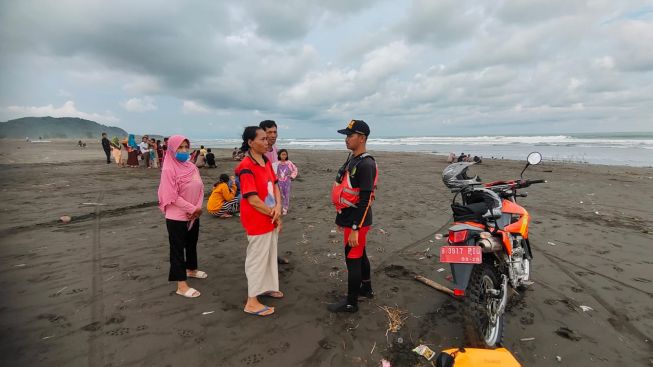 Mulanya Berenang, Lima Orang Terseret Ombak Pantai Buton Cilacap