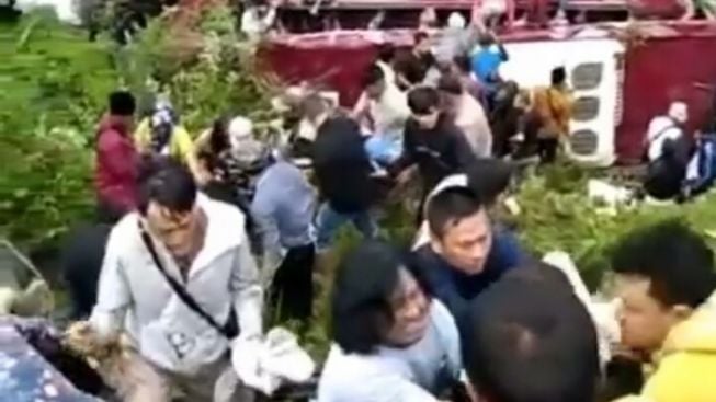 Viral! Bus Rombongan Peziarah Masuk Jurang di Wisata Air Panas Guci Tegal