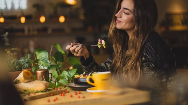 Sibuk Bekerja Hingga Sering Menunda Makan, Ini 5 Dampak Buruknya Kebiasaan Terlambat Makan