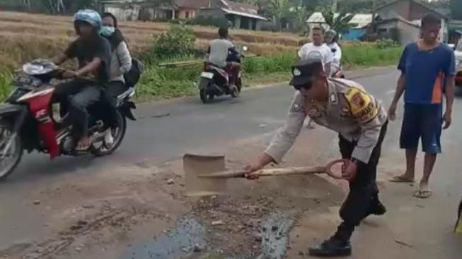 Aksi Polisi Tutup Tumpahan Oli di Kutasari Purbalingga, Berawal dari Kecelakaan Truk