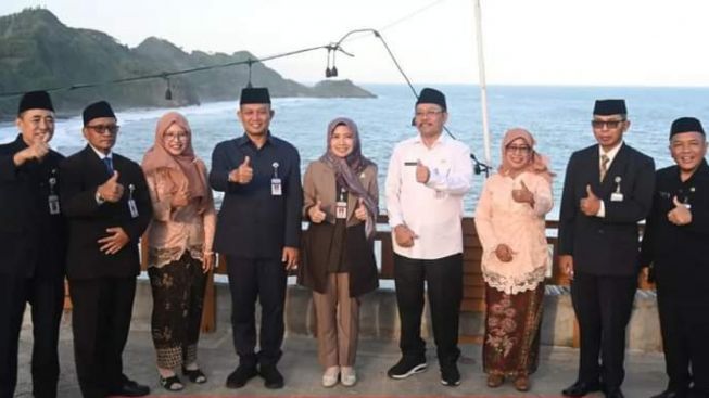 Bupati Kebumen Lantik Pejabat di Pantai Menganti, Promosikan Tempat Wisata