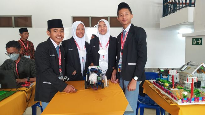 Tak Hanya Pintar Ngaji, Siswa Minhajut Tholabah Purbalingga Juara Kontes Robot Dunia