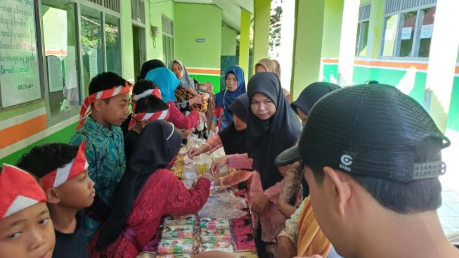 Gelar Karya SDN 2 Pingitlor Banjarnegara, Siswa Jual Produk Lokal Gula Aren
