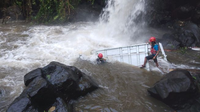 Truk Terjun ke Sungai Datar Ajibarang Banyumas, 1 Orang Tewas Terjepit