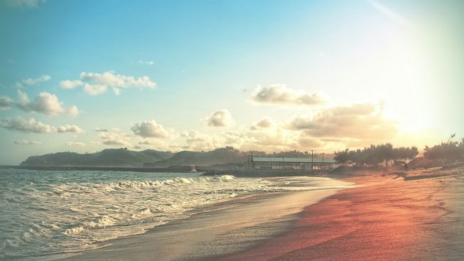40 Km dari Kota Purwokerto, Pantai di Selatan Jawa Ini Miliki Fasilitas Liburan Lengkap untuk Keluarga