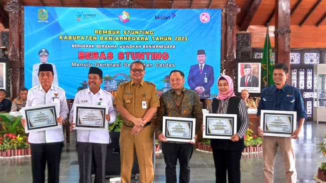 Bantu Program Penurunan Stunting, Pj Bupati Banjarnegara Beri Penghargaan Stakeholder Terkait