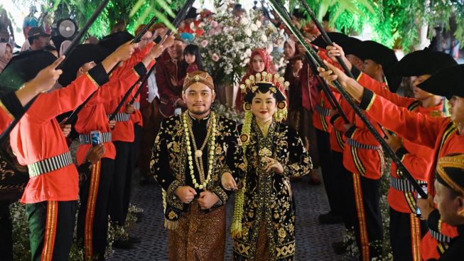 Bak Anak Sultan, Kirab Putra Bupati Kebumen dan Istrinya Disambut Ribuan Warga