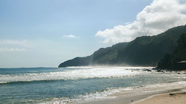 Cuma 16 Km dari Pantai Menganti, Ini Lima Pantai Paling Tersembunyi di Kebumen