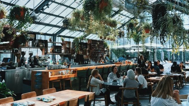 Hanya 14,6 Km dari Silang Monas, Pusat Perbelanjaan Ini Punya Garden Cafe Terbesar di Jakarta: Ini 4 Daya Tarik Lainnya