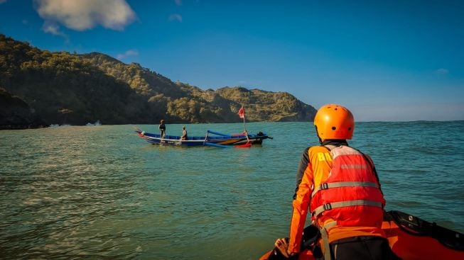 Ombak Pantai Selatan Cilacap Kembali Makan Korban, Kapal Nelayan Terbalik hingga 1 Orang Meninggal