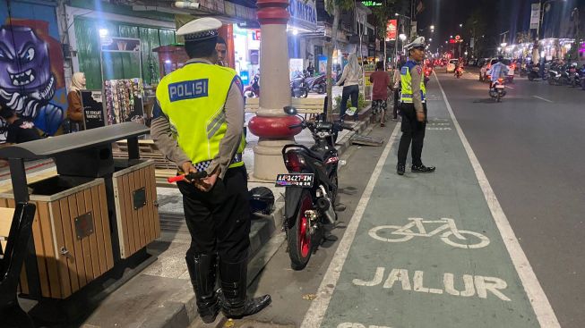 Berani Parkir Kendaraan di Jalur Sepeda Jalan Soetta Kebumen? Ini Hukumannya