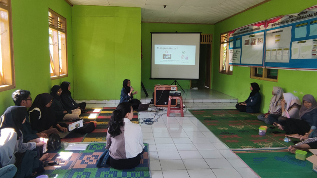 Bersama KKN Tematik UNDIP, Emak-emak Desa Majatengah Banjarnegara Belajar Teknik Memasarkan Produk