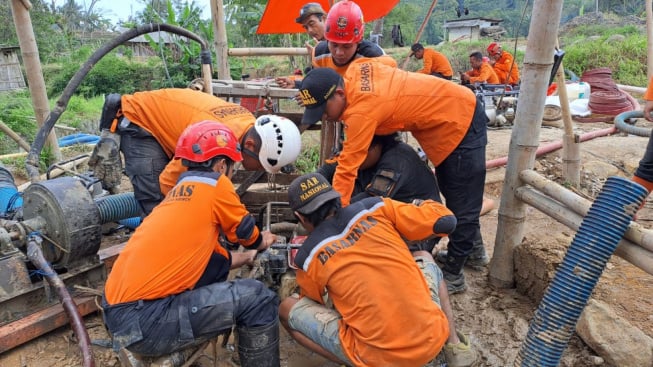 Air Mengucur Deras, Evakuasi 8 Penambang Emas di Banyumas Makin Berat