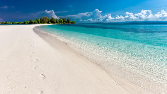 Sekitar 120 KM dari Gresik, Pulau Tak Berpenghuni Ini Menawarkan Keindahan Pantai Pasir Putih yang Menakjubkan