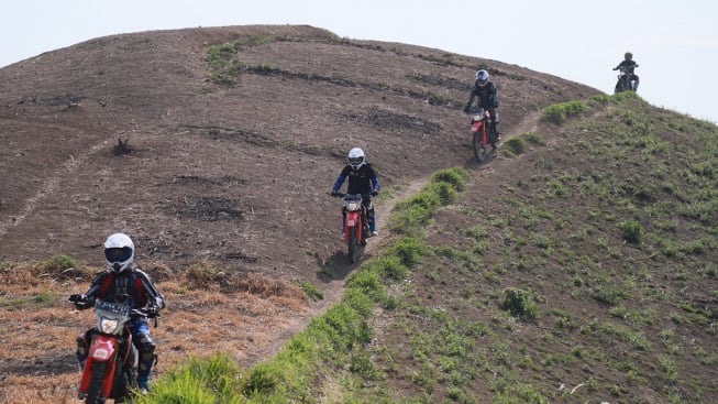 Tidak Sembarangan, Berikut Cara Mengendarai Trail Agar Aman dan Nyaman di Jalur Menantang