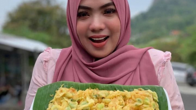 Sosok Penjual Mendoan di Kebumen Berparas Cantik Mirip Syahrini Bikin Ramai Pembeli