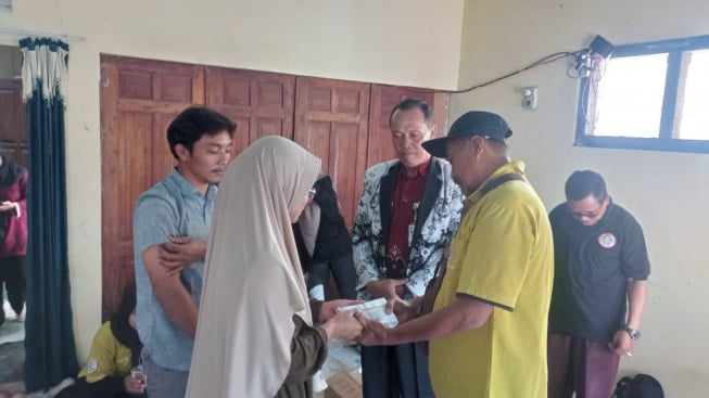 Guru Wiyata Bhakti di Rakitan Banjarnegara Terima Zakat Program Bedah Rumah