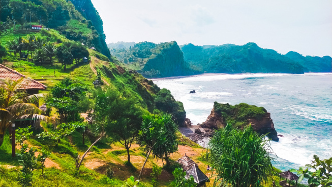 Hanya sekitar 1 Jam dari Bandara Internasional Yogyakarta, Kota Kecil Ini Punya Pantai dan Bukit Mempesona