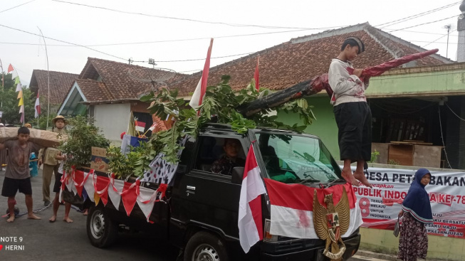 Ratusan Warga Petambakan Banjarnegara Ikuti Karnaval HUT RI, Ini Pesan Kepala Desanya