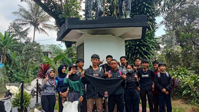 Peringati HUT RI ke 78, Pecinta Alam SMAN 1 Sigaluh Banjarnegara Gelar Aksi Bersihkan Monumen