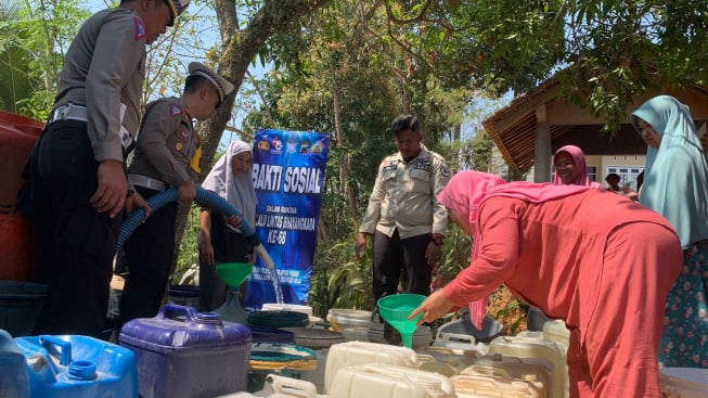 Krisis Air Bersih, Warga Banjarnegara Mengais Sisa Air Sungai